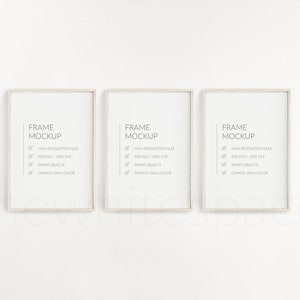 K&ouml;nnte beinhalten: Drei wei&szlig;e Bilderrahmen mit einer hellbraunen Holzoptik, jeder mit dem Text "FRAME MOCKUP" und einer Checkliste mit Funktionen. Die Checkliste enth&auml;lt "Hochaufl&ouml;sende Dateien", "PSD-Datei - JPEG-Datei", "Smart Objects" und "Wandfarbe &auml;ndern".