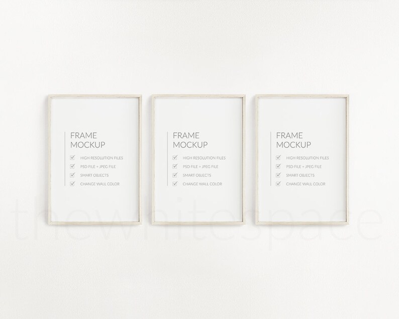 K&ouml;nnte beinhalten: Drei wei&szlig;e Bilderrahmen mit einer hellbraunen Holzoptik, jeder mit dem Text "FRAME MOCKUP" und einer Checkliste mit Funktionen. Die Checkliste enth&auml;lt "Hochaufl&ouml;sende Dateien", "PSD-Datei - JPEG-Datei", "Smart Objects" und "Wandfarbe &auml;ndern".