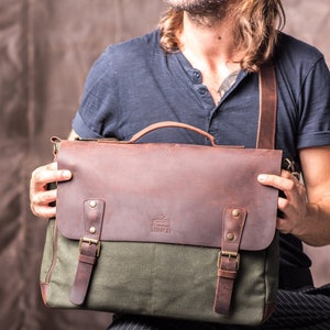 Herren Umhängetasche aus Gewachstem Canvas und Leder, Wasserabweisend Grün Personalisierte Tasche für PC Computer Bild 1