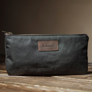 Bolsa de aseo personalizada Slim Pouch, hecha de lona encerada, ligera y repelente al agua, varios colores