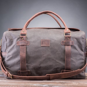 Weekender and Gym Bag made of waxed canvas and leather, it&#39;s water-repellent, great for weekend trips