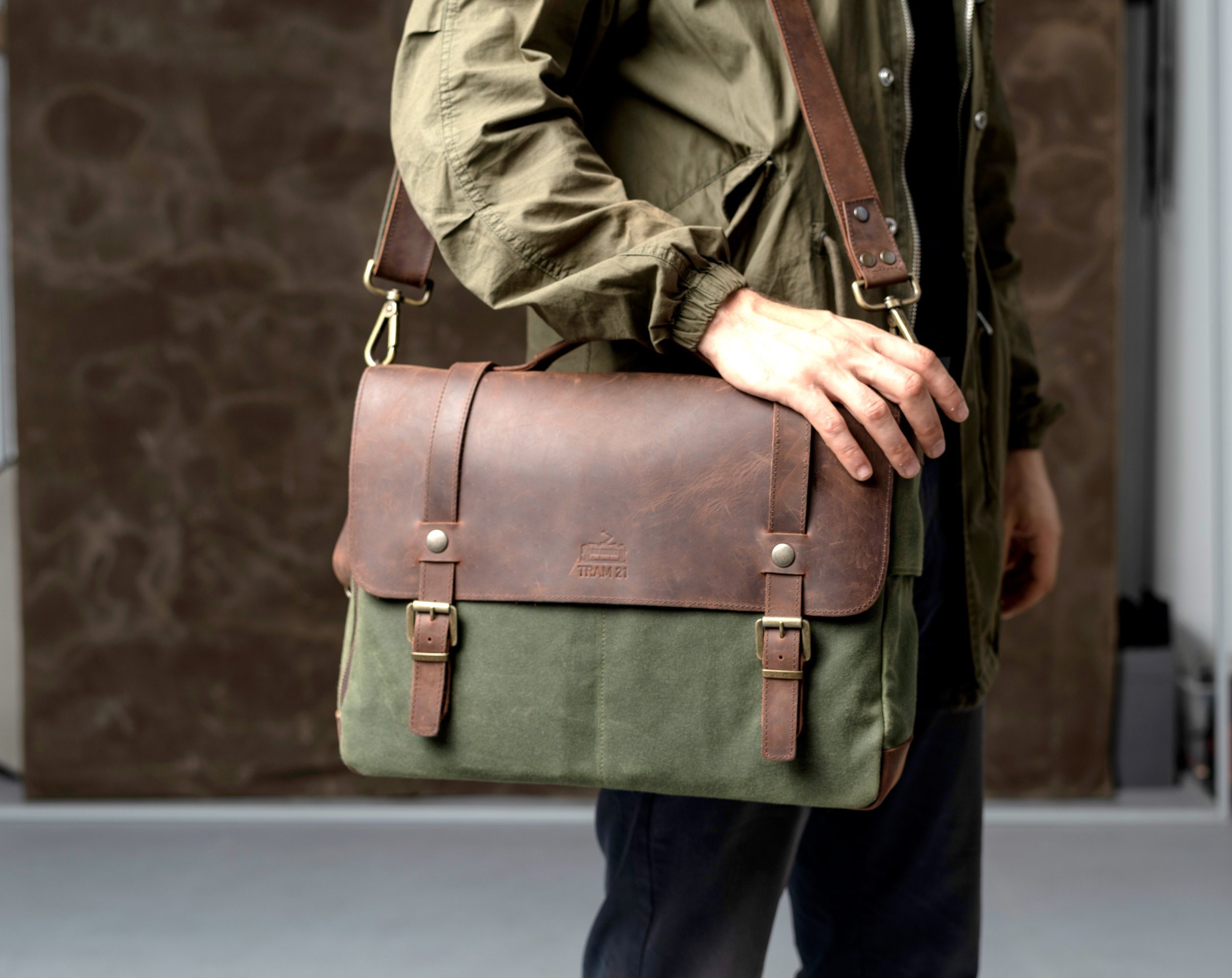 Mens Messenger Bag, Leather Satchel for Students, Water-repellent Laptop Bag  for Cyclists 
