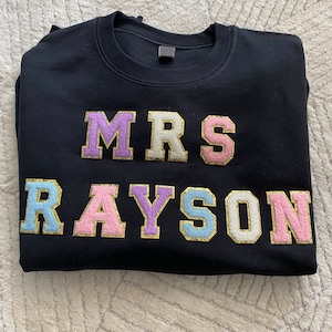 Sudaderas con letras Chenille personalizadas, sudaderas para niños, cuello redondo de novia, sudaderas para maestros, nuevo regalo para maestros, cuello redondo personalizado