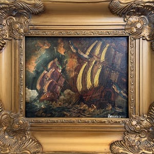 Pode incluir: Uma pintura a óleo antiga de dois veleiros em uma tempestade, emoldurada em uma moldura de madeira dourada ornamentada. Os navios têm velas esvoaçantes e são jogados em águas turbulentas. A pintura é assinada "Vanelli".