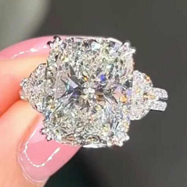 Pierścionek zaręczynowy z wydłużonym szlifem poduszkowym 3CT, laboratoryjnie hodowany | Certyfikowany wydłużony diament o szlifie poduszkowym z kamieniami półksiężycowymi | Luksusowa obrączka ślubna