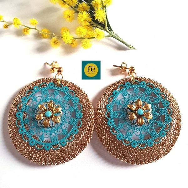 Boucles d’oreilles Créole en grosse maille plaqué or, Estampe dentelle peinte vert foncé, Breloque fleur dorée, strass cristal turquoise.