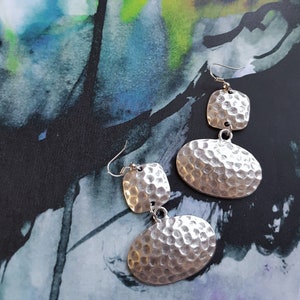 Oval earrings in silver hammered metal, dangling for women by FecreationsFR.