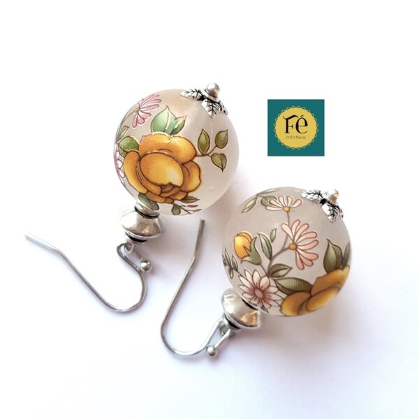 Boucles d'oreilles perle ronde japonaise TENSHA 18 mm, Perles laiteuses givrées avec Rose Jaune. Crochets d'oreille en métal argenté.