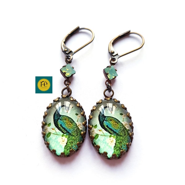 Boucles d'oreilles Vertes Art Déco, Cabochon Ovale image haute résolution, Oiseau Paon ton Vert, serti, Connecteur verre carré Vert Opale.