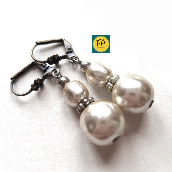 Boucles d'oreilles boules blanc nacré, verre et métal, argent, fermoirs clips, pendantes pour femme par FecreationsFR.