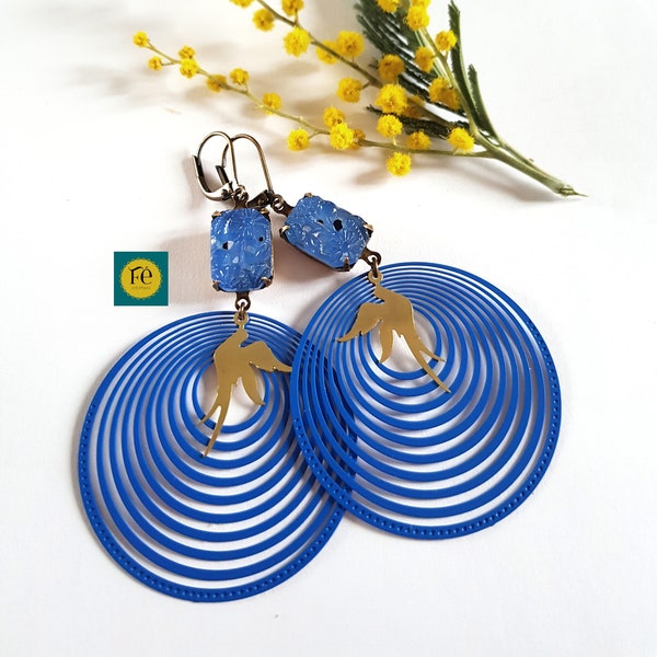 Boucles d’oreilles Bleues Art Déco, Cabochon rectangle verre bleu saphir, Colombe laiton argenté, Estampe ronde spirale laiton bleu roi.