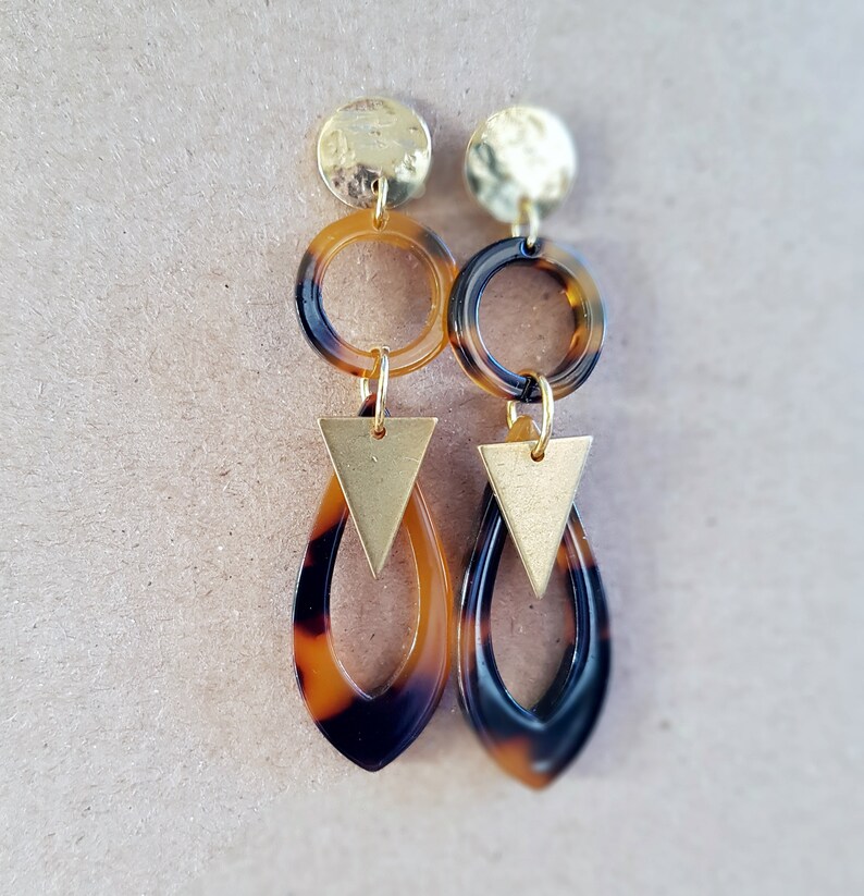 Brown tortoiseshell earrings by FecreationsFR. Maroon turtle scale earrings
