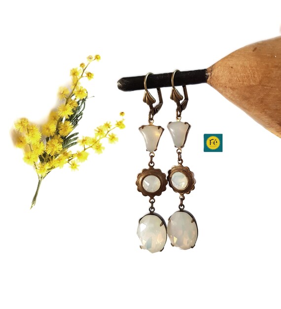 Boucles D’oreilles Longues Dormeuses – Mini Fleurs En Résine Blanche – Style Romantique Et Léger
