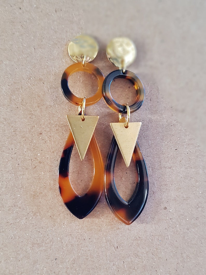 Brown tortoiseshell earrings by FecreationsFR. Maroon turtle scale earrings
