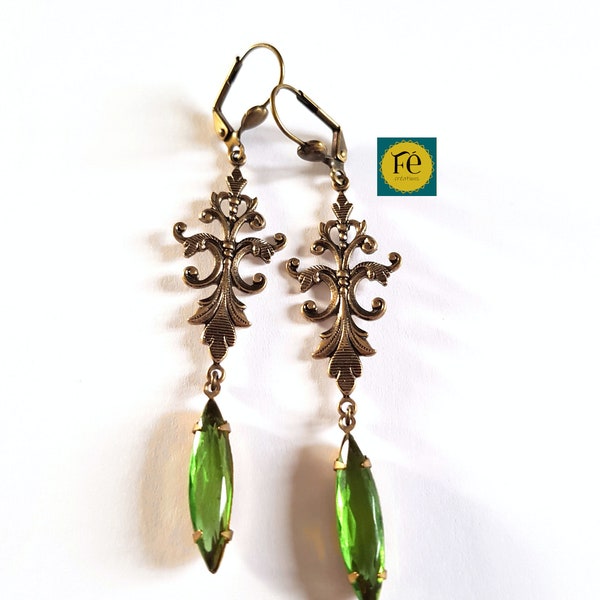 Boucles d'oreilles vertes Art Déco, ancien long chandelier filigrane Victorien en métal doré antique, Pendentif navette facetté vert Péridot