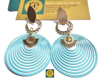 Blue & gold earrings, round in sky blue painted metal, Ethnic GOLD pendants, pendants for women by FecreationsFR.