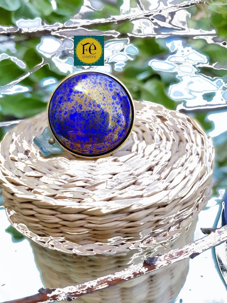Bague bleu saphir, en verre Puca 25 mm, ronde, ajustable, support bronze, ou doré ou argent, bague pour femme par FecreationsFR. image 2
