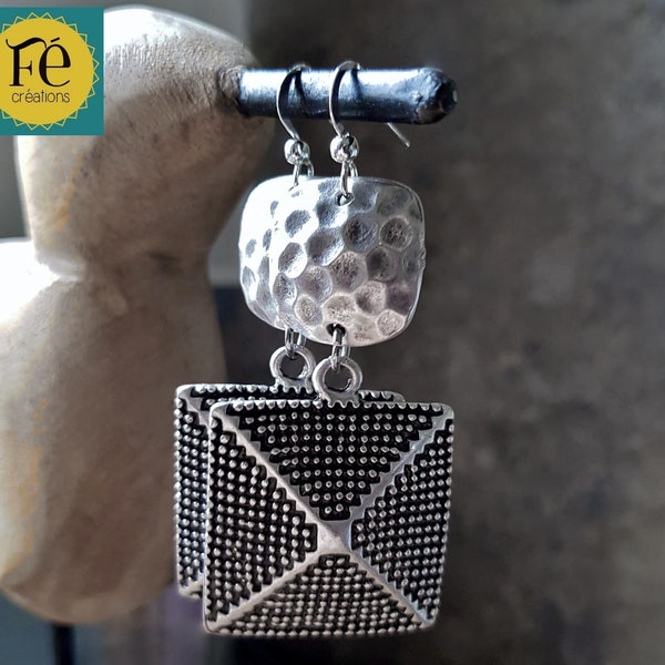 Boucles d'oreilles carrées en métal argent strié, pendantes pour femme par FecreationsFR.