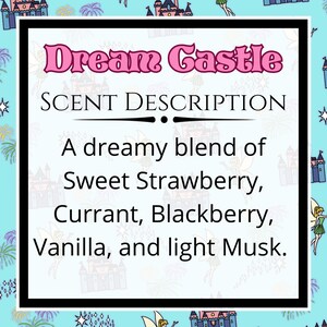 Puede incluir: Un gr&aacute;fico de texto rosa y blanco sobre un fondo azul con un patr&oacute;n de castillo y hadas. El texto dice "Dream Castle" y "SCENT DESCRIPTION" con una descripci&oacute;n del aroma: "Una mezcla de ensue&ntilde;o de fresa dulce, grosella, mora, vainilla y almizcle ligero."