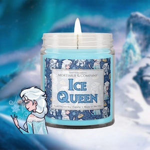 以下が含まれることがあります： 「Mortimer & Company」と「Ice Queen」と書かれた白いラベルが付いた青いガラス製のキャンドルジャー。ラベルには雪片と漫画のキャラクターの模様が描かれている。このキャンドルは手作りで、アメリカ製です。