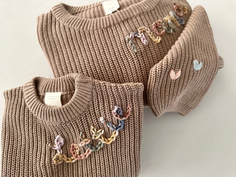 Custom Embroidered Sweater, Mama Embroidered Sweater, Mothers Day Gift, Baby Announcement, Name Sweaters, First Birthday, Mommy and Me zdjęcie 6