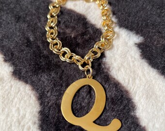 Q - Initial Charm Bracelet // initial charm, 50s bracelet, 60s bracelet, charm bracelet, personalised bracelet