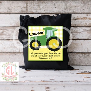 Könnte beinhalten: Schwarze Tragetasche mit einem farbenfrohen Design eines grünen Traktors mit gelben Rädern und dem Namen "Lawson". Der Text lautet: "Let your roots grow down into him, and let your lives be built on him. Colossians 2:7."