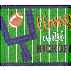 以下が含まれることがあります： フットボールフィールドのデジタルイラスト。フットボールとゴールポストが描かれています。「Classy until Kickoff」の文字はオレンジ、白、ネイビーブルーで表示されています。ボーダーはネイビーブルーで、スカラップエッジです。