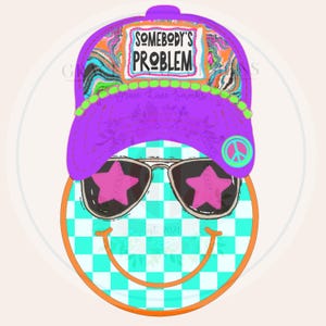 Puede incluir: Diseño gráfico de una carita sonriente con gafas de sol y una gorra de béisbol morada. La gorra tiene el texto "SOMEBODY'S PROBLEM". Las gafas de sol tienen lentes en forma de estrella rosa, y la carita sonriente tiene un patrón de cuadros turquesa y blanco.