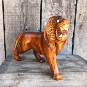 Majestuoso grande / grande / enorme 12.25 &quot;de altura tallada escultura de león de madera / estatuilla - África / Asiático / Safari / Jungle Animal - Man Cave