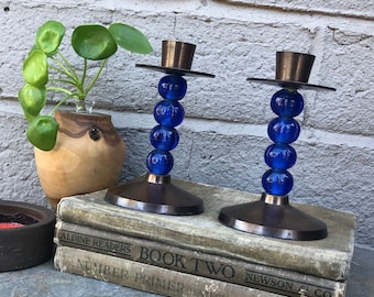 MCM Kandelaars / Kandelaars - Metaal (Brons/Koperkleurig) en Blauw Glas - Zweeds? - Scandinavisch decor uit het midden van de eeuw