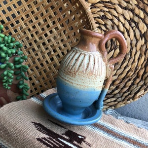 Vaso in ceramica in gres firmato / Brocca con manico e piastra attaccata - Beige / Blu - Eclettico / Boho / Arredamento sud-occidentale