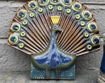 Placa de pared/adorno de pared de cerámica vintage con la figura de un pavo real, de la marca sueca Ego Stengods, obra de Heinz Schlichting - Cerámica escandinava.