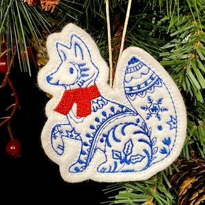 Winter Fox Ornament Embroidered on White Felt with Blue Accents and a Red Scarf. Polar Fox with Folk Art Designs. Bild 1