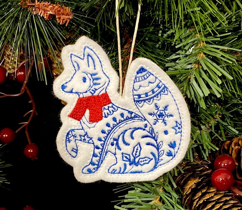 Winter Fox Ornament Embroidered on White Felt with Blue Accents and a Red Scarf. Polar Fox with Folk Art Designs. Bild 1