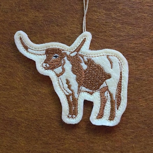 Texas Longhorn Steer Ornament Embroidered on Cream Felt with Brown Thread. Cattle Rancher Gift. afbeelding 1