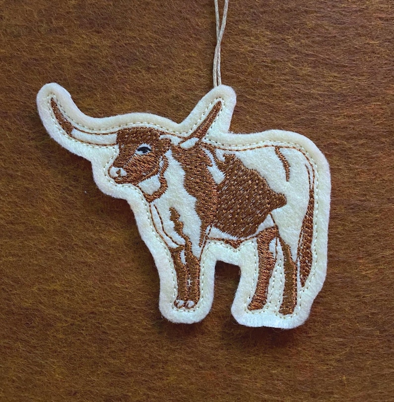 Texas Longhorn Steer Ornament Embroidered on Cream Felt with Brown Thread. Cattle Rancher Gift. afbeelding 1
