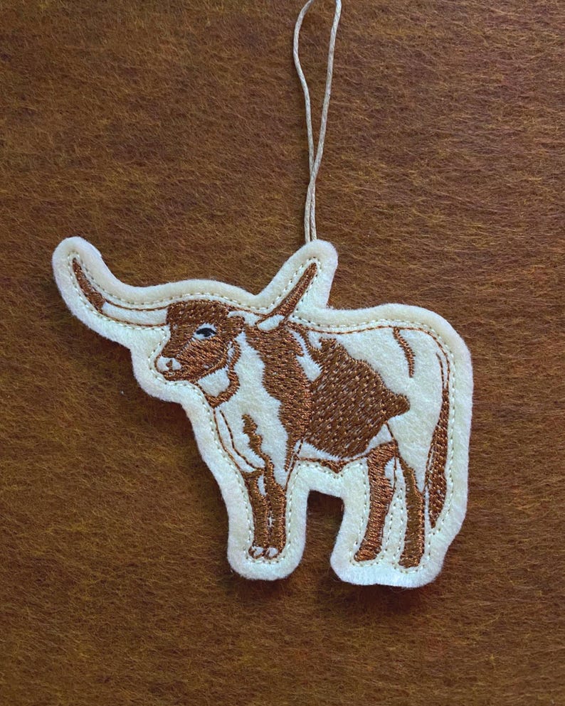Texas Longhorn Steer Ornament Embroidered on Cream Felt with Brown Thread. Cattle Rancher Gift. afbeelding 2