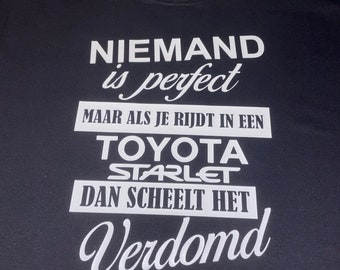 Niemand is perfect maar als je rijdt in een Toyota Starlet scheelt het verdomd weinig! T-shirt