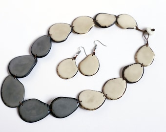 Déclaration gris et crème Tagua Bijoux perlés / Collier ensemble avec boucles d’oreilles-Eco Friendly-Sustainable-Unique Idée cadeau maman Maman Handmade