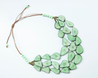 Collier vert clair Tagua avec boucles d’oreilles - Triple Couche (ECUADORIAN HANDMADE)