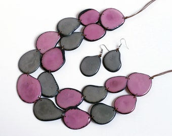 Collier de déclaration de Tagua gris et rose ensemble avec deux ensembles de boucles d’oreilles - Eco Friendly et Durable Handmade -Gift Mom Sister demoiselles d’honneur