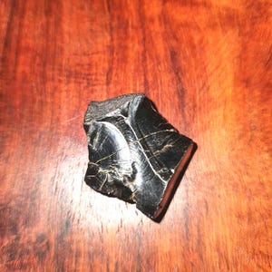 Naturalny surowy elitarny szungit, z rosyjskiej kopalni, skamieniała materia organiczna, surowy mineraloidowy kamień szlachetny, naturalna kamienna dekoracja domu