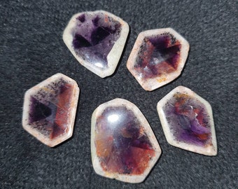 Petunia Sunset Amethyst Trapich de alto grado con Feroxyhyte Cristobalite Hematite Hábito de cristal hexagonal raro losa de cabina de diseño coleccionable