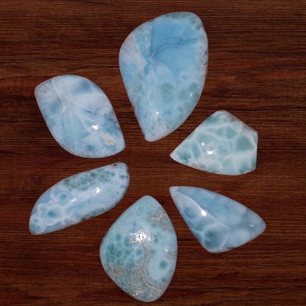 Larimar dominicano. Piedra Atlántica de la mina de Puerto Plata. Cabujones de larimar de forma libre