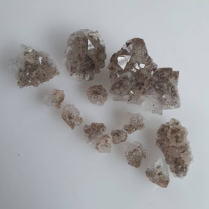 Cristales de cuarzo arlequín marroquí con inclusiones de goethita, hematita y cacoxenita