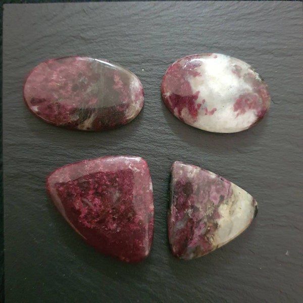 Elbaiet Cabochon chalcedoon, natuurlijke zeldzame verzamelaarsedelsteen, Roze mosagaat, microkristallijn kwarts met pesudomorfe toermalijn