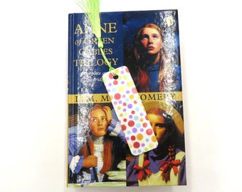 White polymer clay bookmark with green tassel.  This bookmark has a circle bubble design in rainbow colours.  Gift for readers of all ages