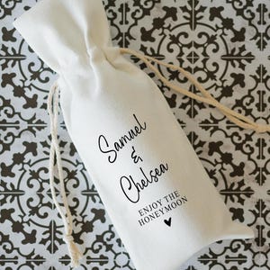 Portabolsas de vino personalizado, bolsa de mano personalizada para botellas, regalo para parejas, aniversario de bodas o compromiso, regalo para celebrar fiestas familiares. imagen 10
