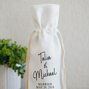 Portabolsas de vino personalizado, bolsa de mano personalizada para botellas, regalo para parejas, aniversario de bodas o compromiso, regalo para celebrar fiestas familiares. Style 2 -slimmer fit